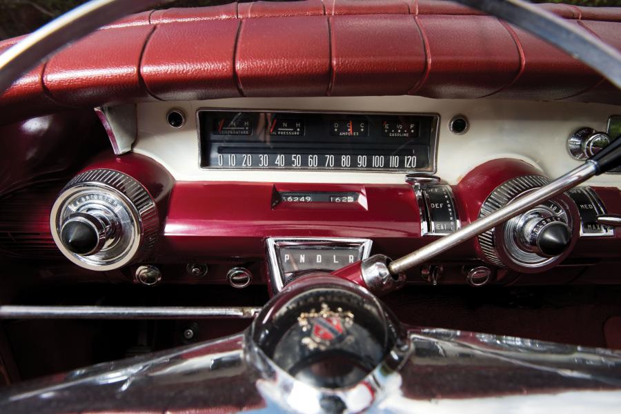 Панель приборов Buick Special Convertible 1958 года  (фото 2 из 26)